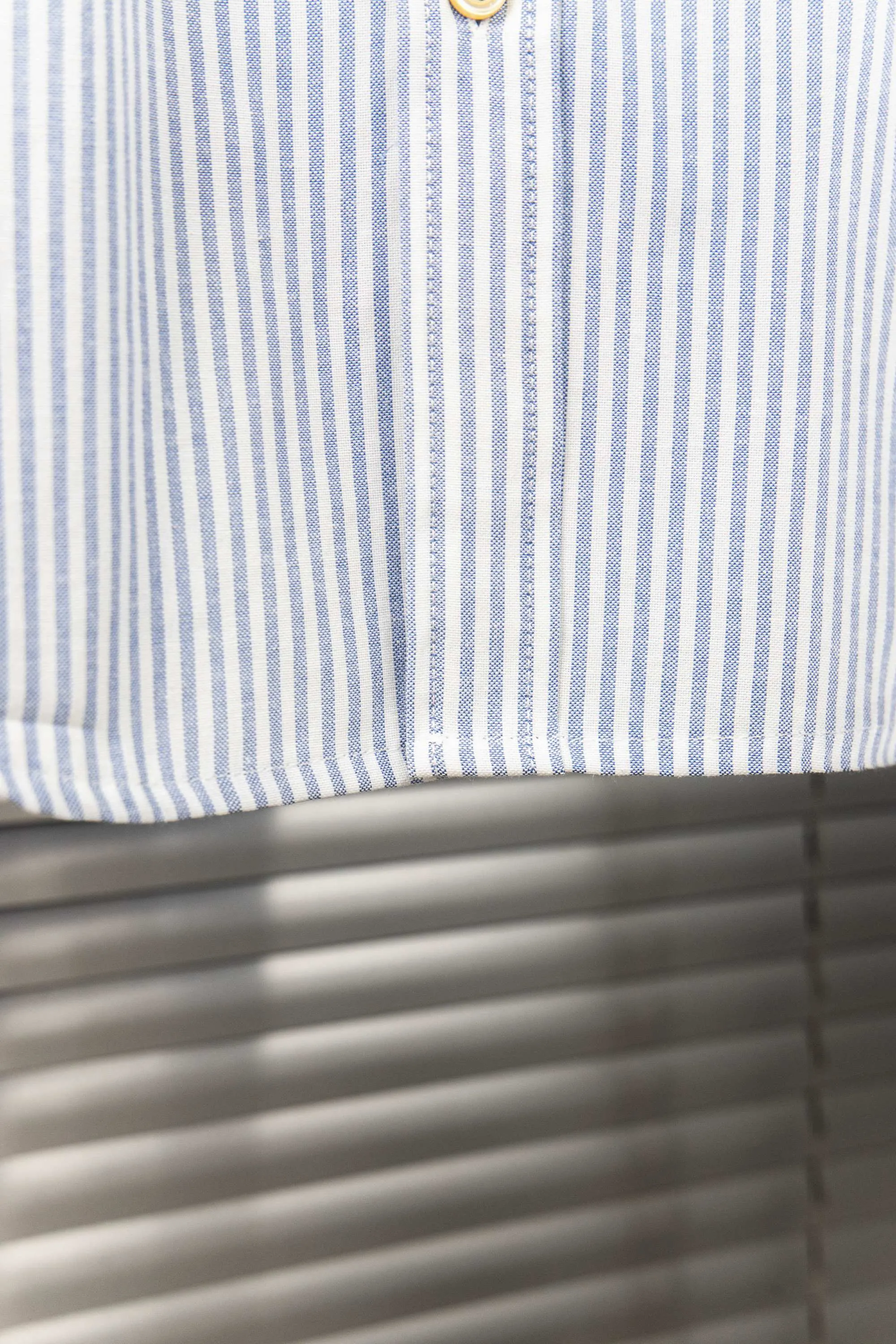 🅿️230 New: Style number: B114 Ralph Lauren/Ralph Lauren classic colorful small label striped casual shirt 1️⃣ Made of high-quality classic striped fabric, the upper body is soft and comfortable, extremely delicate, has a solid, smooth and soft feel. The fabric does not wrinkle, and the feel is invincible. The details are handled perfectly! 2️⃣Adopting the washing process, the workmanship details are perfectly controlled. They are all hemmed with vest technology, and the inside of the sleeves are also different. Different from the four-needle and five-thread workmanship, the collar is also designed with interlining, which shows high-end fashion and individuality. The style is fashionable, simple and elegant! 3️⃣It is very youthful and energetic, and can be easily worn by both men and women. It is very in line with the fashion aesthetic concepts of today's young people! Color: Striped Blue Sizes: S, M, L, XL